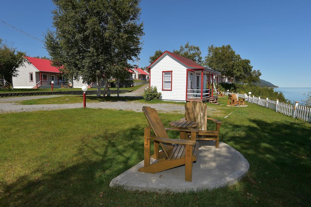 Motel Et Chalets Bo-Fleuve Evangeline Saint-Siméon Εξωτερικό φωτογραφία