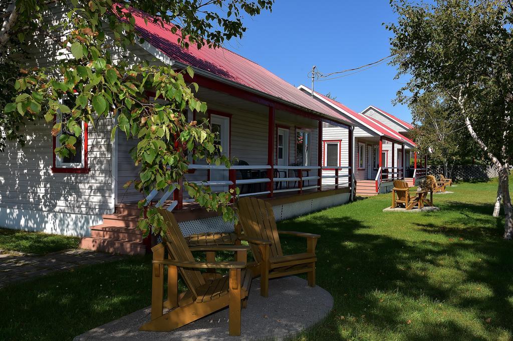 Motel Et Chalets Bo-Fleuve Evangeline Saint-Siméon Εξωτερικό φωτογραφία